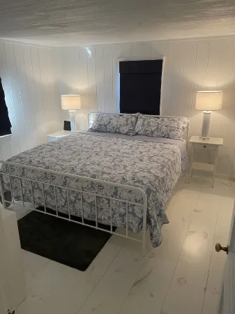 Renovated cottage 1 mile to beach in Chatham!