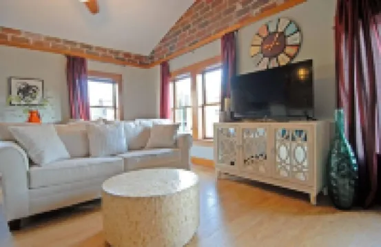 "City View " Super Cozy Downtown Loft Apartment