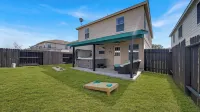 Spacious 4-bedroom house with AC, hot tub, and WiFi in welcoming Tomball Spring Creek Park附近的飯店