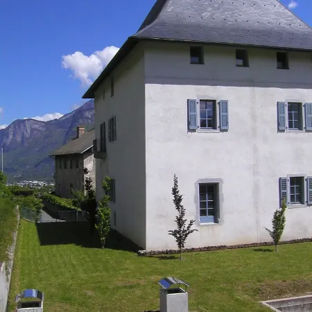 Un Étage Complet Dans une Tour Médiévale Rénovée au Cœur du Pays du Mont-blanc