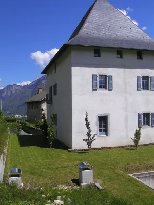 Un Étage Complet Dans une Tour Médiévale Rénovée au Cœur du Pays du Mont-blanc Hotels in Sallanches