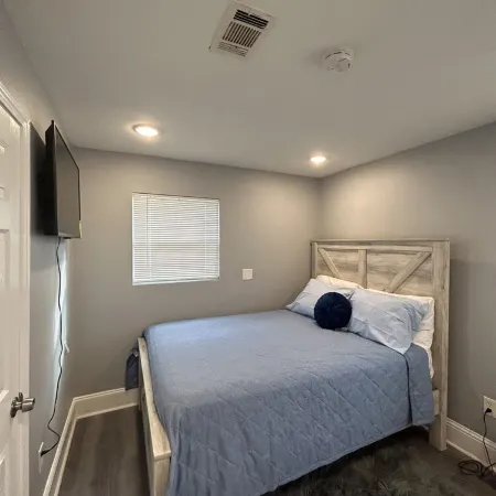Cozy Home, fully fenced  with huge back yard