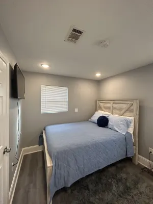 Cozy Home, fully fenced  with huge back yard Hotels near The Jackson Zoo