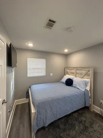 Cozy Home, fully fenced  with huge back yard