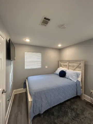 Cozy Home, fully fenced  with huge back yard