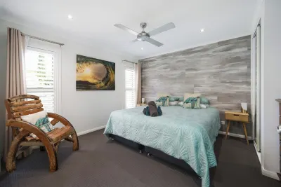 Beach & Bay Holiday House - Walk to town, club, nearby beaches and Bay