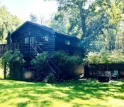 CHARMING LARGE STUDIO WITH POOL AND MOUNTAIN VIEWS ON 10 ACRES. Close to town
