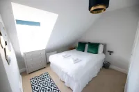 Eighty-Eight, Cathedral View with Private Parking & EV Charger - balcony