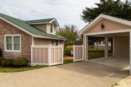 Virginia Dare Cottage-Walk 2 Manteo Waterfront Отели рядом с достопримечательностью «Парк Роанок Фестивал»