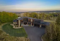 New!!! Mountain Luxury Lodge, 7 Suites, Private Lake, Family Gatherings/Weddings
