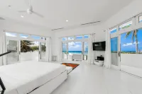 Ocean Front 7-Bedroom 7-Bath Sunset Views Malmok!