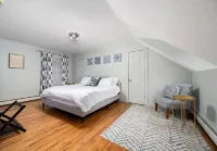 Cozy 4-Bedroom Cottage Nestled in the Trees by Kayuta Lake Отели в г. Форестпорт