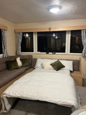 3 Bedroom Caravan - Sleeps 8 - Parking Wifi Pool