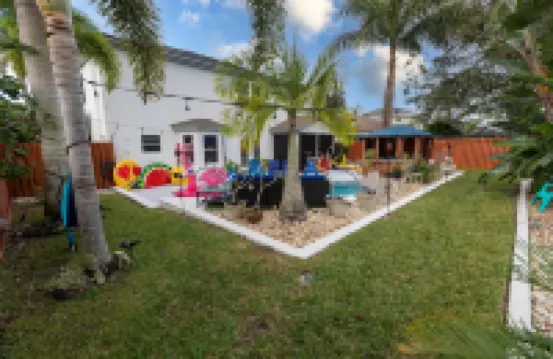Gorgeous Urban Oasis W/Hot Tub, Heated Pool and Private Movie Theater 3 Bedroom Home by Redawning