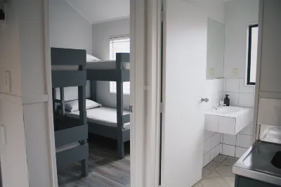 Hugo & Carters Backpackers & Motel Hotels near Huria Marae