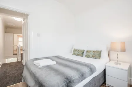 4 Bed House - Sleeps 8 - Garden - Parking - Wifi