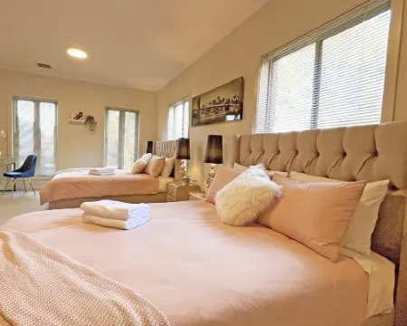 Spacious 7BRM 5-Bathroom Rental House Hotels in Point Cook