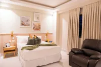 Hotel Stay Here Suites