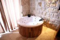 Cappadocia Vita Cave Suites - Hot Tub