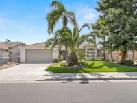 Fresno Home - Pool - 4:2 - Near Fig Garden Loop!