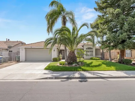 Fresno Home - Pool - 4:2 - Near Fig Garden Loop! Отели рядом с достопримечательностью «Deran Koligian Stadium»