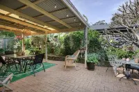 Salty Crew villa , Central spot , Pet friendly ,private garden oasis secure yard Hotels in Hawks Nest