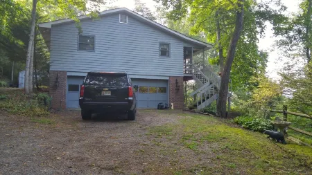 THE BEAR DEN - Franklin's Most Beautiful Mountain View