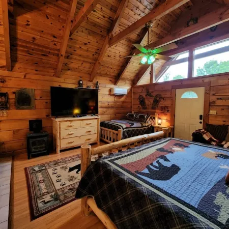 A Rushing Stream of Dreams Creekside Cabin 1 min to National Park!