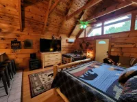 A Rushing Stream of Dreams Creekside Cabin 1 min to National Park!