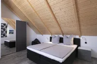 Beach house on the lake, outdoor whirlpool and sauna for private use, 30m to the lake