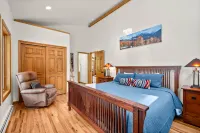 Direct Creek Access and Stunning Forest Views - Tranquil Secluded Cabin Hotel a Clear Creek County