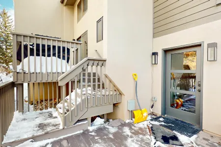 Ideal retreat with private hot tub, large deck, lofted layout & fast WiFi Отели в г. Игл-Вейл