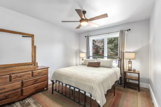 Stylish Mountain Retreat with Hot Tub - Inviting and Comfortable