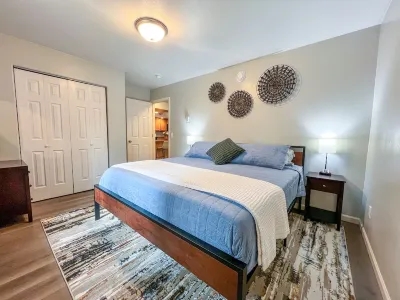 Borealis Abode: Abundant Amenities; Private Hot Tub, Pool Table, and King Bed Hotels near Community Baptist Church