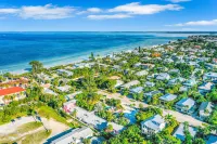 Well-Furnished Beach Condo w/Shared Swimming Pool, Washer/Dryer, Free WiFi Hotels in Anna Maria