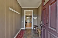 Expansive Backyard and Gourmet Kitchen - Charming Rustic Oasis Hotels in Castleton