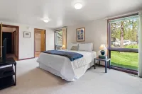 Spacious Home with Wet Bar and Fireplace - Inviting Mountain Retreat