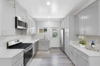 Chic Retreat - Stylist Home Conveniently Equipped-Yard, AC