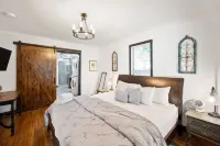 Charming Retreat - Hot Tub, Fire Pit, Rainfall Shower