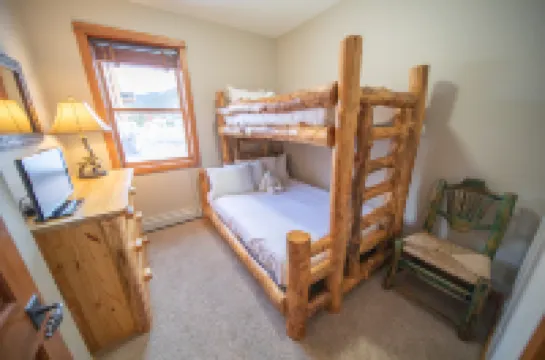 Community Hot Tub and Scenic Views - Charming Mountain Getaway