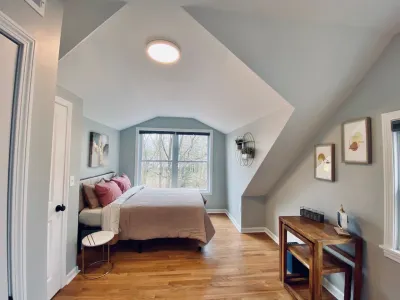 Open Floor Plan and Private Oasis - Elegant Mid-Century Home Karabin Farms附近的飯店