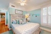 Charleston-style cottage w/ lovely decks, steps to the beach & pools Các khách sạn gần St. Simons Island Lighthouse Museum