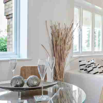 2 bed flat, dedicated workspace, Parking, 4KTV Rooms