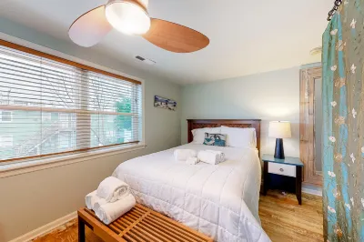 Downtown beachfront loft-style condo with central AC & W/D - walk to boardwalk