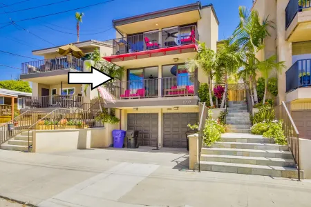 Ocean Views and Built-in Spa - Stunning Beachy Chic Haven Отели рядом с достопримечательностью «Шелл Бич»