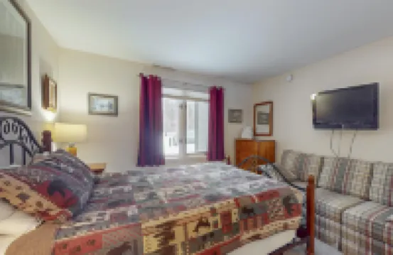 Inviting condo near skiing and golf with pool, fireplace, deck, & tennis court