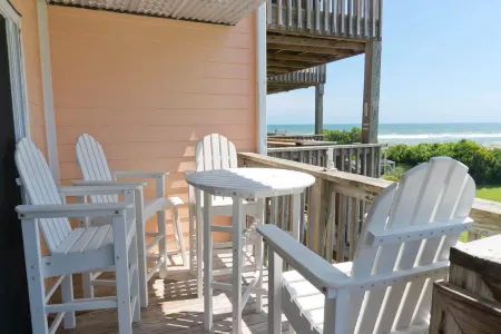 Two Swimming Pools and Tennis Courts - Elegant Oceanfront Haven Отели в г. Эмералд Айл