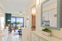 Balcony with Ocean View and Modern Kitchenette - Charming Coastal Retreat Hotels in Crescent Beach