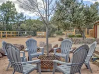 Gorgeous Cabin w/direct trail access for hiking & off roading! โรงแรมในเพย์สัน