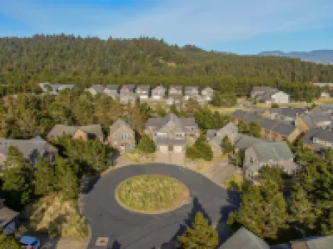 Coastal Escape with Outdoor Patio and Bikes - Charming Modern Retreat
